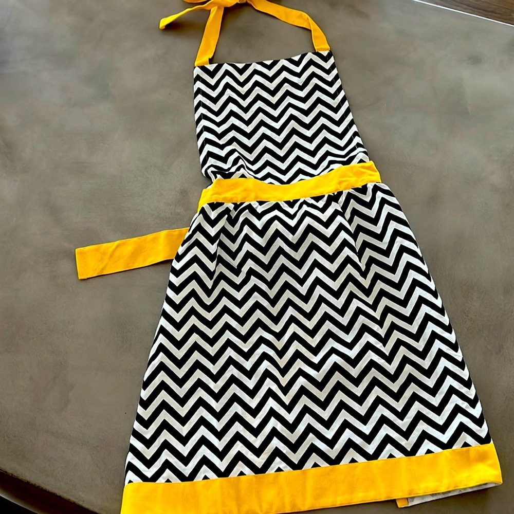 Super cute ladies black and white apron by Whim